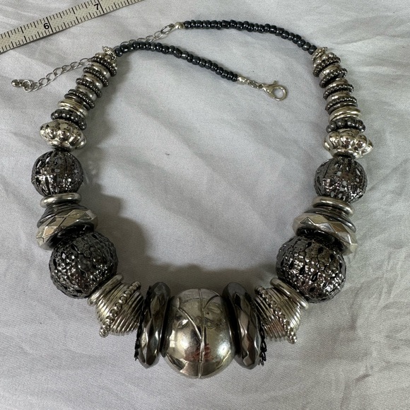 Large chunky silvertone bead statement necklace - Picture 5 of 6